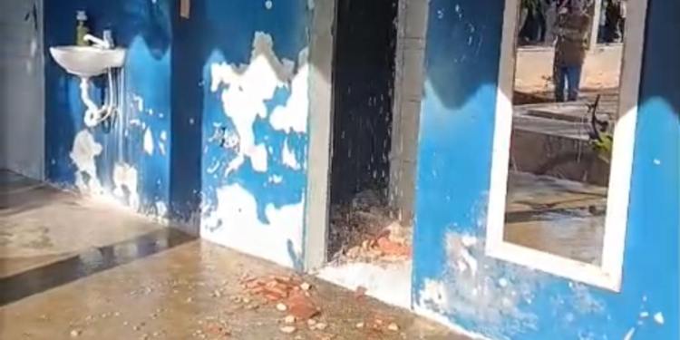 Caixa-dágua desaba sobre banheiro de escola estadual em Mossoró